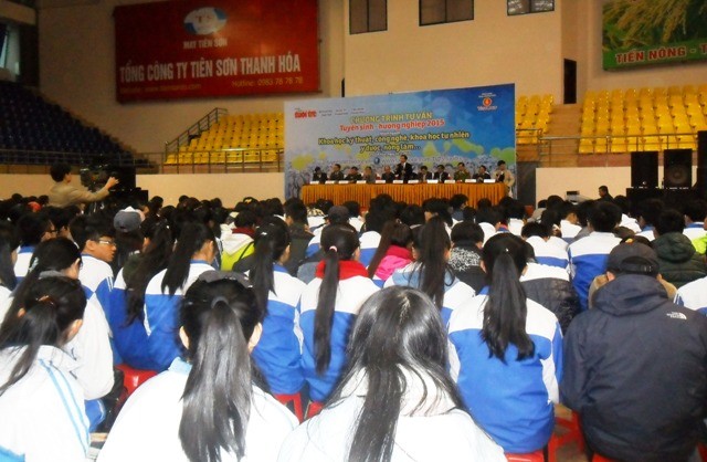Toàn cảnh Chương trình Tư vấn tuyển sinh – hướng nghiệp 2015 tại Thanh Hóa sáng 11/1. Ảnh: Nguyễn Quỳnh