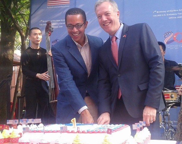 Đại sứ Mỹ cùng người thân cắt bánh mừng "thôi nôi" Trung tâm Hoa Kỳ