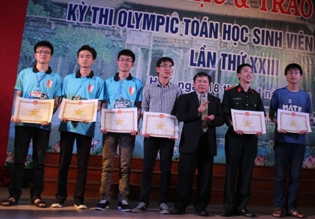 GS.TSKH Bùi Văn Ga tặng thưởng cho những sinh viên xuất sắc tại kỳ thi Olympic Toán toàn quốc lần thứ 23