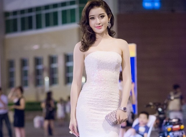 Huyền My diện đầm cúp ngực nổi bật trong “VTV Awards 2015”
