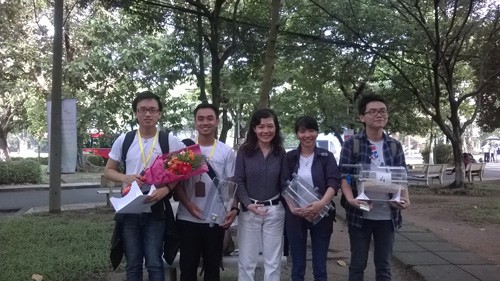 Trưởng nhóm nghiên cứu Hồ Văn Dũng (thứ 2 từ trái sang) cùng cô giáo hướng dẫn và các thành viên trong nhóm.