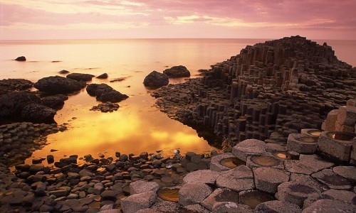 Những khối đá bazan hình lục giác trên Con đường của người khổng lồ ở bắc Ireland.