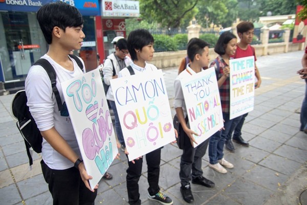 Bạn trẻ LGBT Hà Nội đến trước tòa nhà Quốc hội cảm ơn