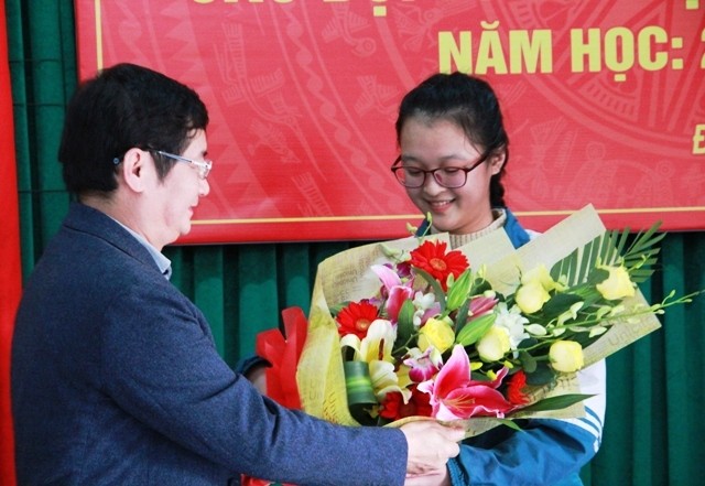 Đồng chí Trần Tiến Dũng - PCT UBND tỉnh Quảng Bình tặng hoa cho đại diện học sinh tham dự kỳ thi học sinh giỏi năm học 2015 - 2016.