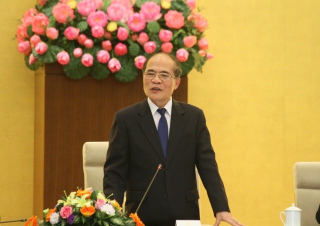 Chủ tịch Quốc hội Nguyễn Sinh Hùng lắng nghe tâm tư nguyện vọng và động viên các thầy thuốc trẻ.