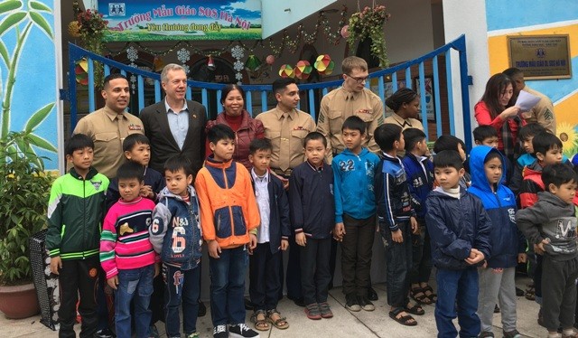 Đại sứ Hoa Kỳ tại Việt Nam tặng quà cho trẻ em Làng SOS