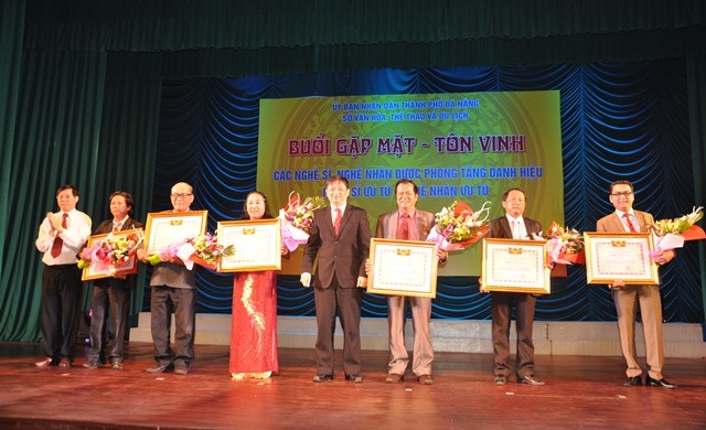 Ông Đặng Việt Dũng – Phó Chủ tịch UBND Đà Nẵng trao tặng hoa và khen thưởng cho các nghệ sĩ ưu tú, nghệ nhân ưu tú.