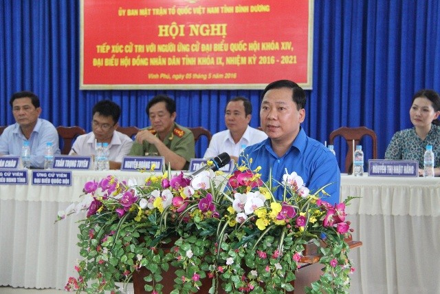 ông Nguyễn Phi Long tiếp xúc cử tri tại Bình Dương.