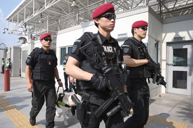 Lực lượng phản ứng nhanh (SWAT) tuần tra bên ngoài Đại sứ quán Mỹ tại Hàn Quốc (Ảnh: Yonhap)