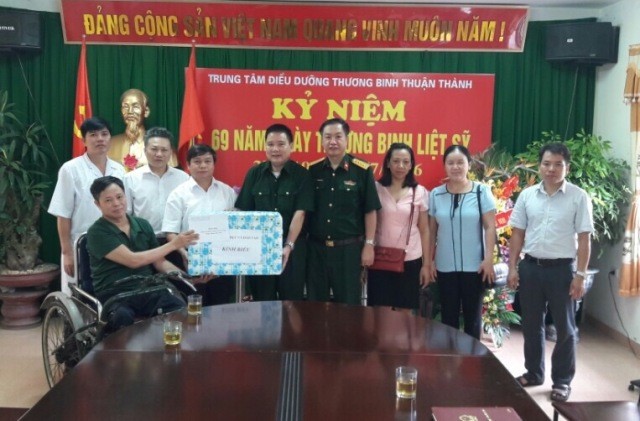 Đoàn đến thăm và tặng quà Trung tâm điều dưỡng thương binh Thuận Thành.