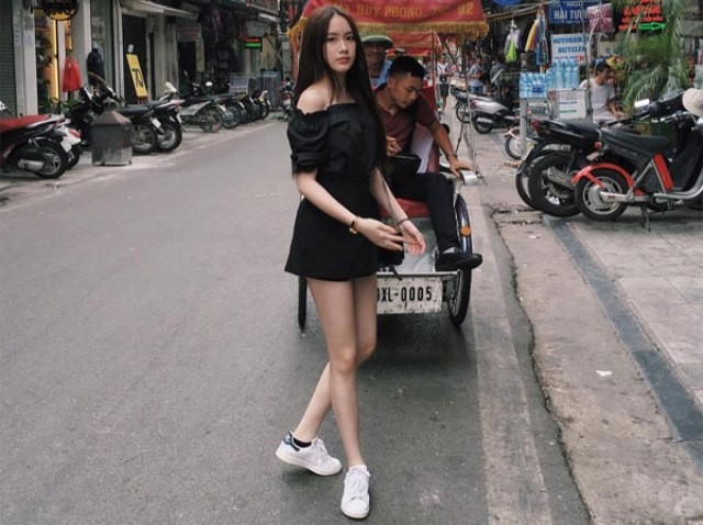 Hotgirl Lào gốc Việt khoe chân dài, check in bánh mì chảo ở phố Hà Nội