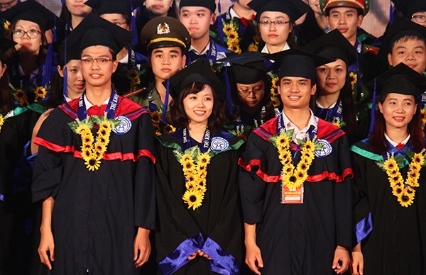 Lễ tuyên dương 98 thủ khoa xuất sắc tốt nghiệp các trường đại học, học viện trên địa bàn TP. Hà Nội năm 2015.