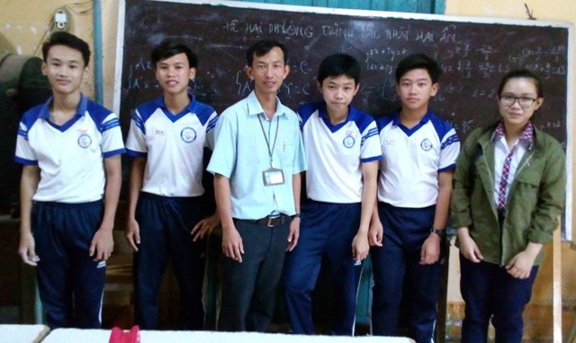Thầy Lâm Văn Cam (đứng giữa) cùng học trò của mình.