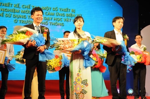 Cô giáo Lê Thị Bé Nhung (giữa) nhận giải thưởng công trình, sáng kiến tiêu biểu trong lễ trao giải "Tri thức trẻ vì giáo dục".
