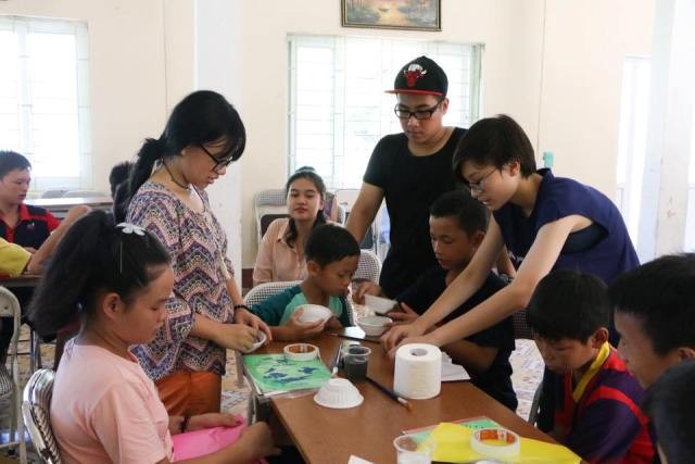 Nhóm học sinh Trường THPT Nguyễn Siêu dạy mỹ thuật cho các em nhỏ tại Trung tâm Bảo trợ Xã hội số 4 (Ba Vì, Hà Nội).
