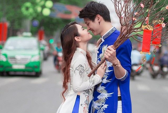 Cặp đôi “đũa lệch” Việt Nam - Na Uy rủ nhau đi dạo phố sắm Tết