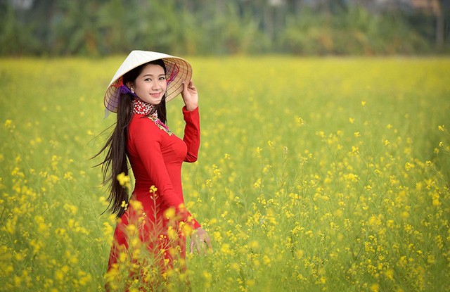 Thiếu nữ Việt “sinh ra để mặc áo dài“