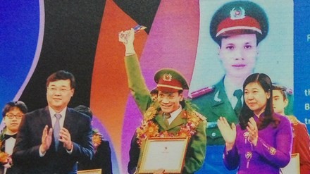 Đại úy Nguyễn Nhật Quang (giữa) tại lễ tuyên dương Gương mặt trẻ Thủ đô tiêu biểu, tháng 1/2017