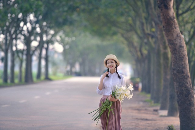 Thiếu nữ Hà thành duyên dáng bên sắc hoa loa kèn đầu mùa