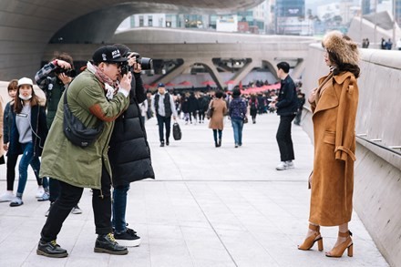 Trà Ngọc Hằng chịu lạnh 5 độ, gợi cảm dự Seoul Fashion Week