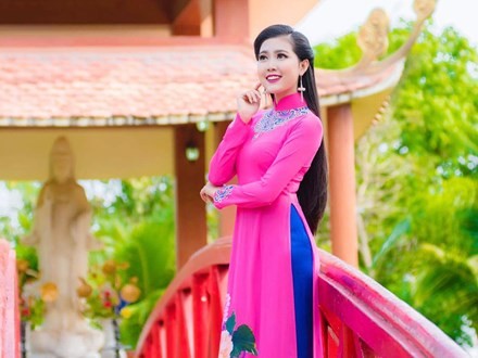 Á khôi Nữ sinh viên Việt Nam khoe vóc dáng cân đối với tà áo Việt