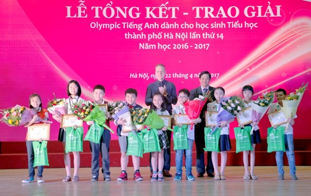 Ông Phạm Xuân Tiến - Phó Giám đốc Sở GD&ĐT Hà Nội và ông Gavan Iacono - Tổng giám đốc Language Link Việt Nam - trao phần thưởng cho các thí sinh đoạt giải