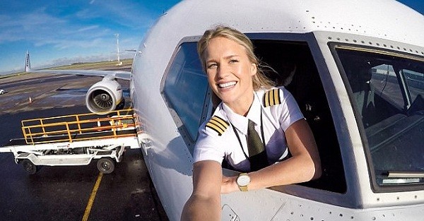 Nữ phi công bay khắp thế giới, chụp ảnh yoga để "check-in"