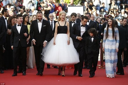 ‘Thiên nga trắng’ Nicole Kidman đắm say bên chồng tại Cannes