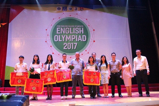 Các đội chơi nhận giải thưởng của chương trình.