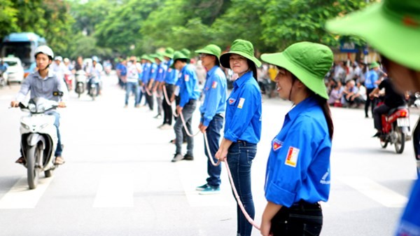 Hình ảnh áo xanh tình nguyện luôn có trong mỗi mùa thi.
