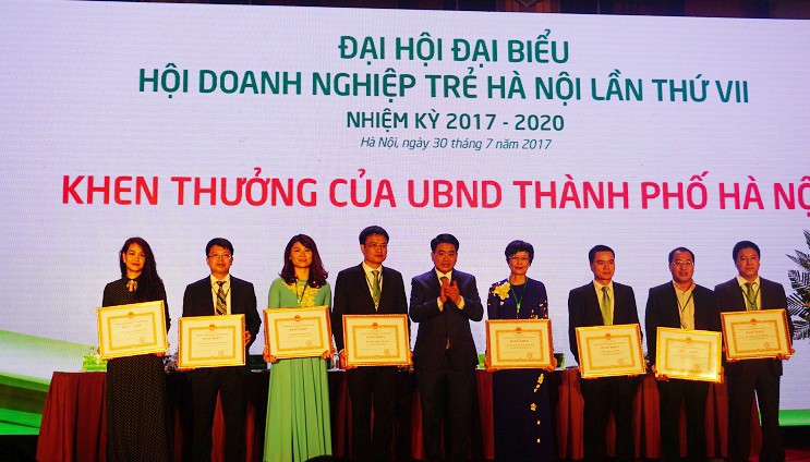 Chủ tịch UBND thành phố Hà Nội Nguyễn Đức Chung trao tặng Bằng khen của UBND thành phố cho các tập thể, cá nhân tiêu biểu.

