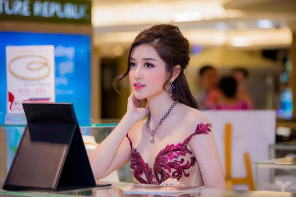 Báo Campuchia hết lời ca ngợi nhan sắc "nữ thần" của Á hậu Huyền My