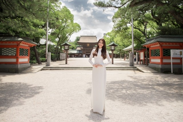 Phạm Hương trông như nữ sinh khi đến thăm đền Hakozaki ở Nhật