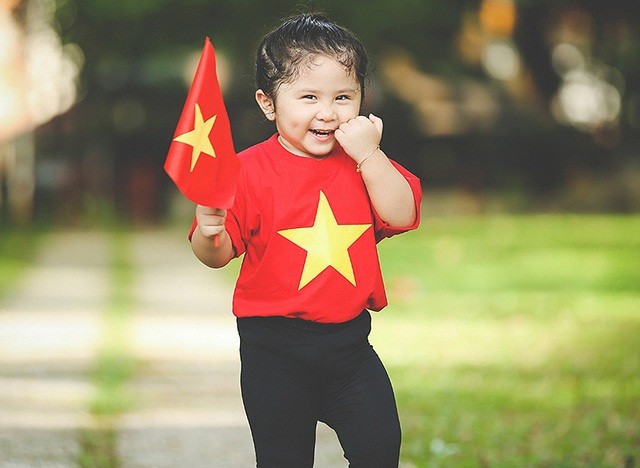 Mẫu nhí 2 tuổi diện áo cờ đỏ sao vàng tham quan dinh Độc Lập