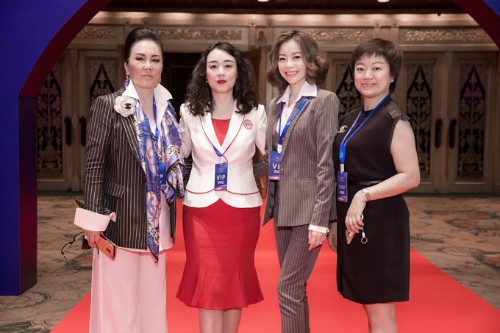 Hoa hậu Hải Dương diện vest thanh lịch dự sự kiện tại Thái Lan