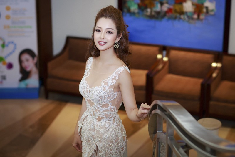 Hoa hậu Jennifer Phạm khoe nhan sắc xinh đẹp khi lấn sân làm ca sĩ