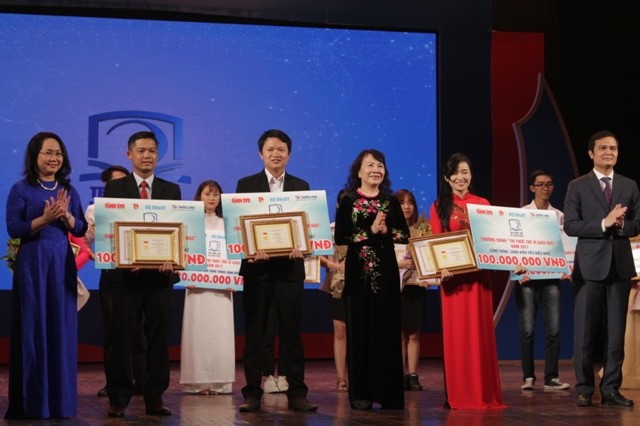 Thứ trưởng Bộ GD&ĐT Nguyễn Thị Nghĩa (đứng giữa) trao giải cho 3 công trình xuất sắc nhất.