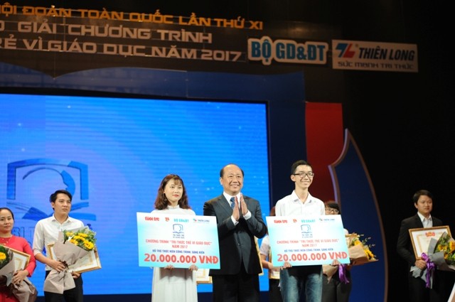 Ông Nguyễn Đình Tâm - Tổng Giám đốc Tập đoàn Thiên Long trao giải tiềm năng cho 2 công trình.