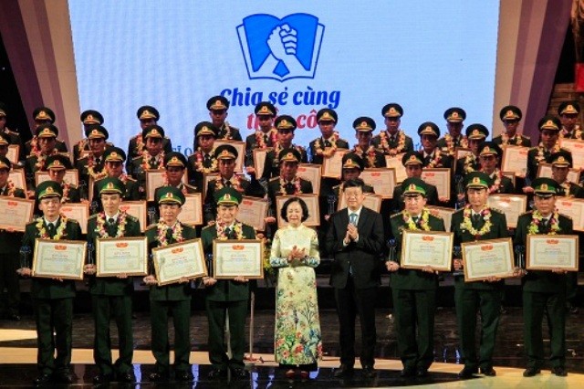 Đồng chí Trương Thị Mai và đồng chí Lê Quốc Phong trao bằng khen cho các thầy giáo quân hàm xanh.