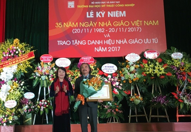 Thừa ủy quyền của Chủ tịch nước, Thứ trưởng Nguyễn Thị Nghĩa tặng danh hiệu nhà giáo ưu tú cho PGS.TS Nguyễn Xuân Nghi.