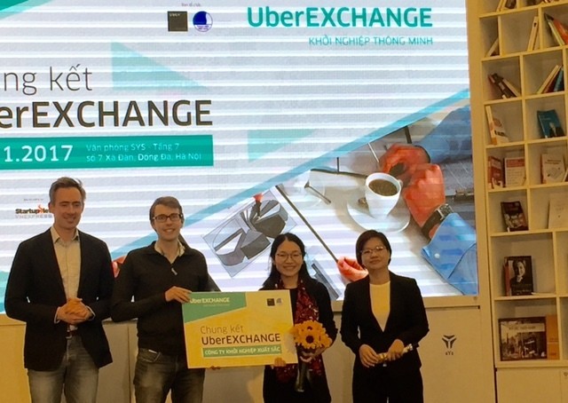 Đại diện Uber và Hội Liên hiệp thanh niên Việt Nam trao giải thưởng cho đội giành giải Nhất

