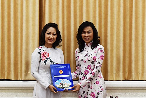 Bà Nguyễn Thị Thanh Thúy (trái) nhận quyết định bổ nhiệm. Ảnh: Tuyết Nguyễn.