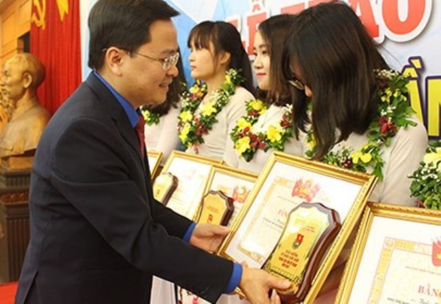 anh Nguyễn Anh Tuấn - Bí thư T.Ư Đoàn, Chủ tịch Hội đồng giải thưởng trao giải thưởng cho các nữ sinh tiêu biểu trong lĩnh vực kỹ thuật.