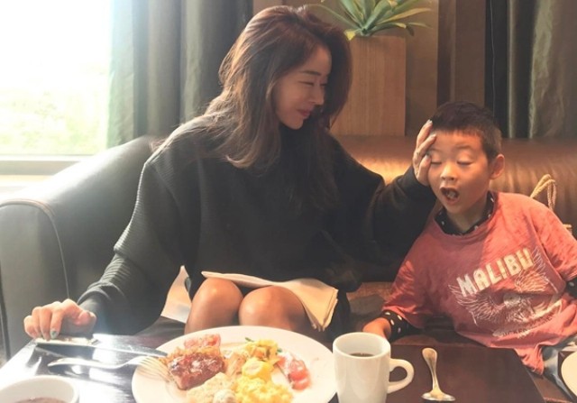 Hot mom Hàn Quốc tiết lộ bí quyết 43 tuổi vẫn trẻ trung như gái đôi mươi