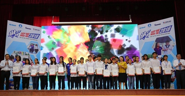 Tại chương trình, Thứ trưởng Bộ GD&ĐT Nguyễn Thị Nghĩa, đại diện Trung ương Đoàn TNCS HCM và Tập đoàn Thiên Long trao học bổng cho các em học sinh.