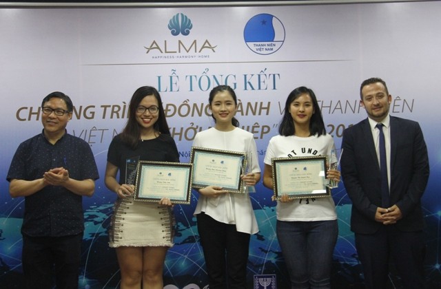 Đồng chí Đặng Huy Đông - Nguyên Thứ trưởng Bộ Kế hoạch và Đầu tư và Ngài Doron Lebovich, Phó Đại Sứ Israel tại Việt Nam trao cho 3 sinh viên xuất sắc.