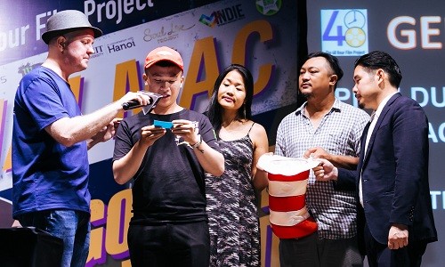 Ông Ross Stewart (trái) - đại diện ban tổ chức - hỗ trợ thí sinh bốc thăm. Từ phải sang: Bảo Nguyễn, Phan Gia Nhật Linh và Jenni Trang Lê.