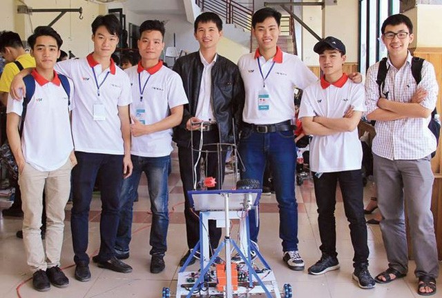 Phạm Lê Việt Anh (thứ 2 từ trái qua) cùng đội BK Galaxy trong một cuộc thi Robocon.