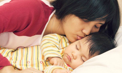 Ngủ cùng mẹ trước 3 tuổi giúp trẻ phát triển tối ưu