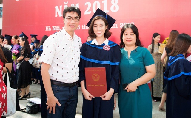 Trước ngày kết thúc nhiệm kỳ Hoa hậu, Đỗ Mỹ Linh đi nhận bằng tốt nghiệp